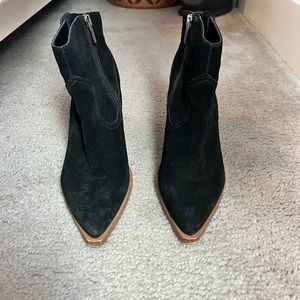 Color: Black
Size 7
3" heel
Pointed toe
Side zip closure